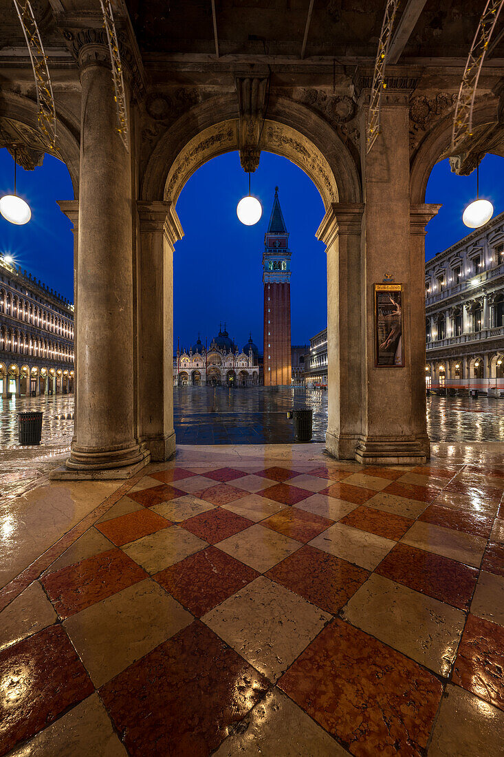 Markusplatz zur blauen Stunde mit dem Glockenturm des Campanile durch Bögen gesehen, Markusplatz, Venedig, UNESCO-Weltkulturerbe, Venetien, Italien, Europa