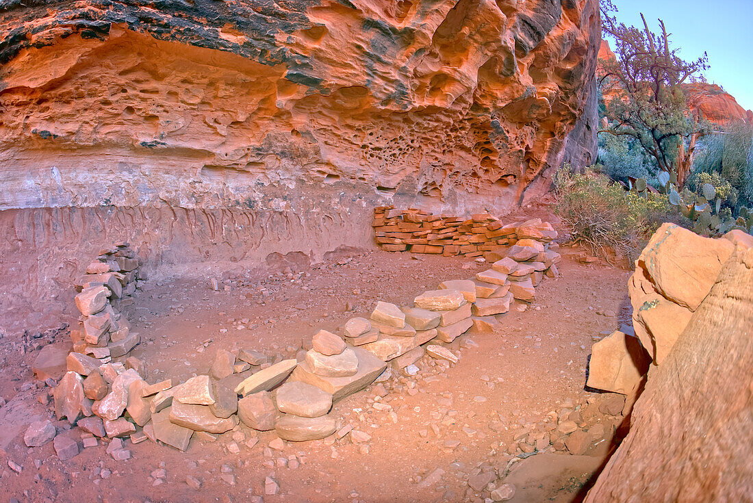 Alte Indianerruinen unter dem Fay Arch im Fay Canyon in Sedona, Arizona, Vereinigte Staaten von Amerika, Nordamerika