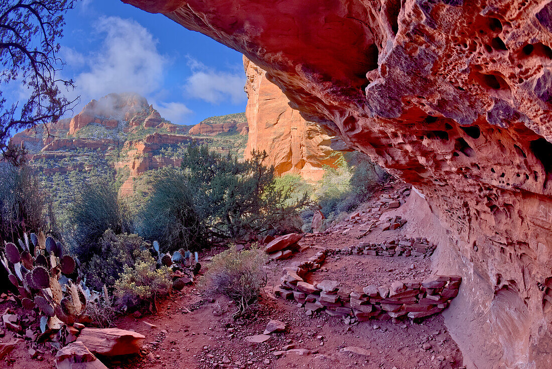 Alte indianische Ruinen unter dem Fay Arch im Fay Canyon in Sedona, Arizona, Vereinigte Staaten von Amerika, Nordamerika