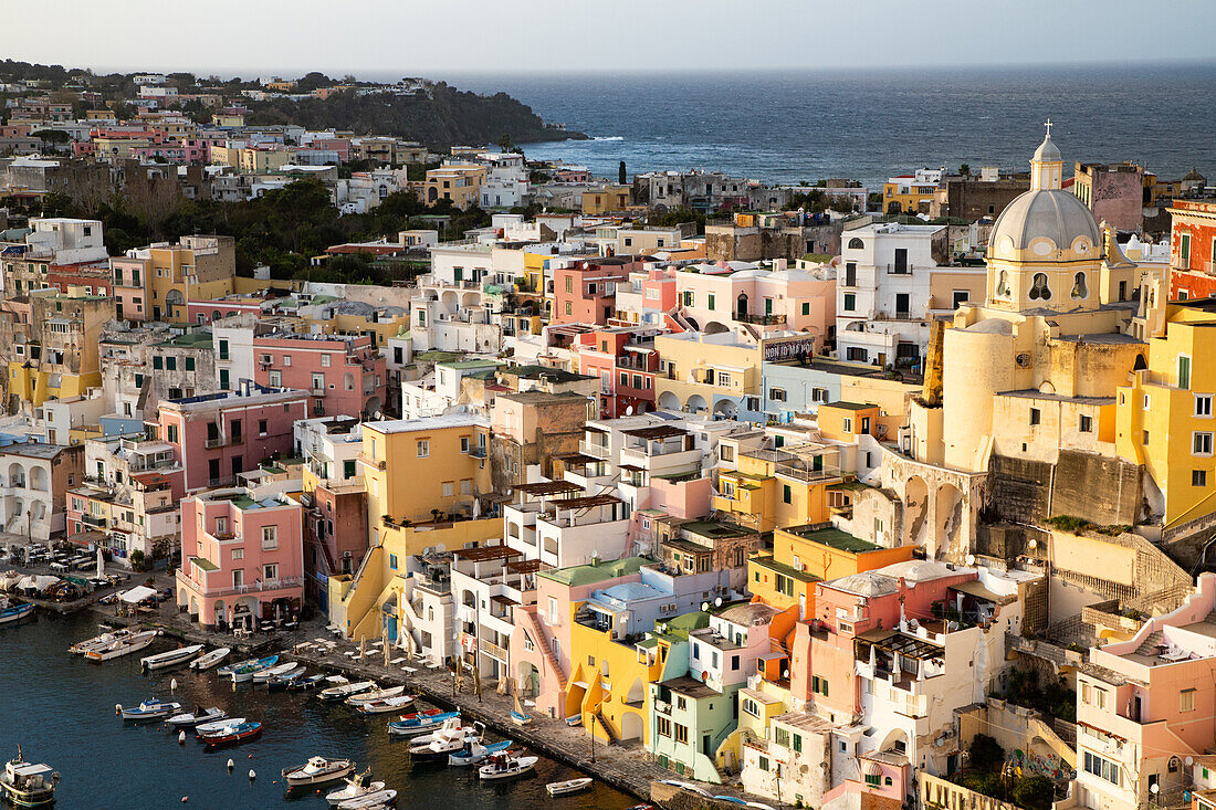 Wunderschöne italienische Insel Procida, berühmt für ihren farbenfrohen Yachthafen, winzige enge Gassen und viele Strände, Procida, Flegreische Inseln, Kampanien, Italien, Europa