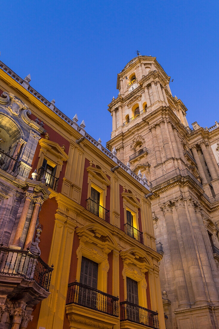 Beleuchtete Kathedrale Unserer Lieben Frau von der Menschwerdung in der Abenddämmerung, Malaga, Costa del Sol, Andalusien, Spanien, Europa