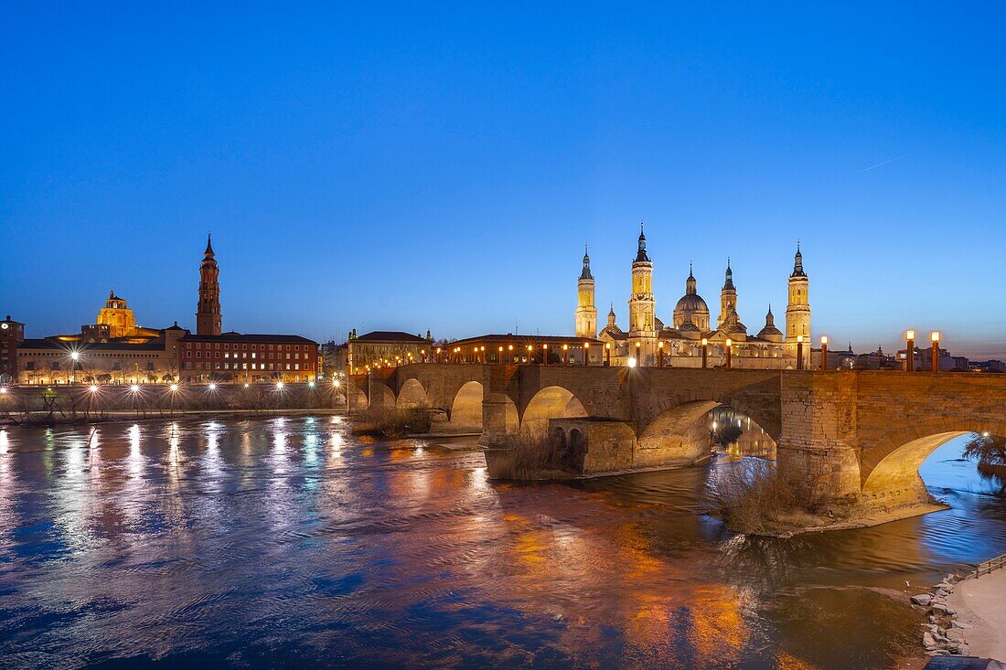 Blick auf die Basilika Unserer Lieben Frau von der Säule und den Fluss Ebro, Zaragoza, Aragonien, Spanien, Europa