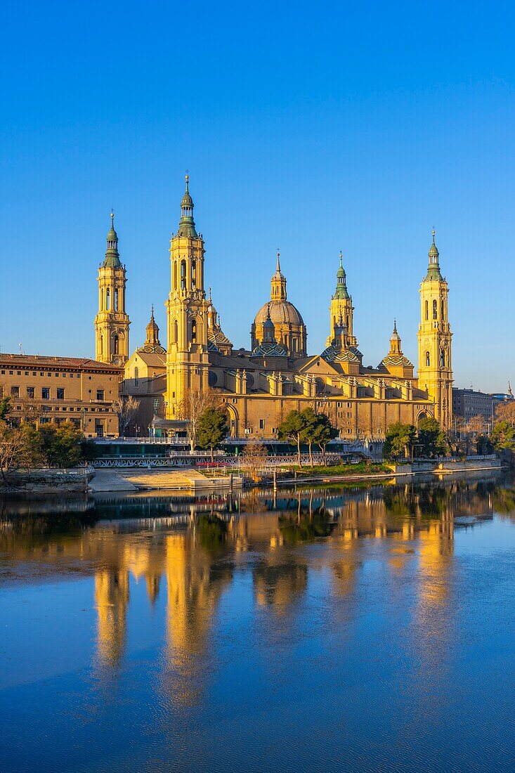 Blick auf die Basilika Unserer Lieben Frau von der Säule, die sich im Ebro spiegelt, Zaragoza, Aragonien, Spanien, Europa