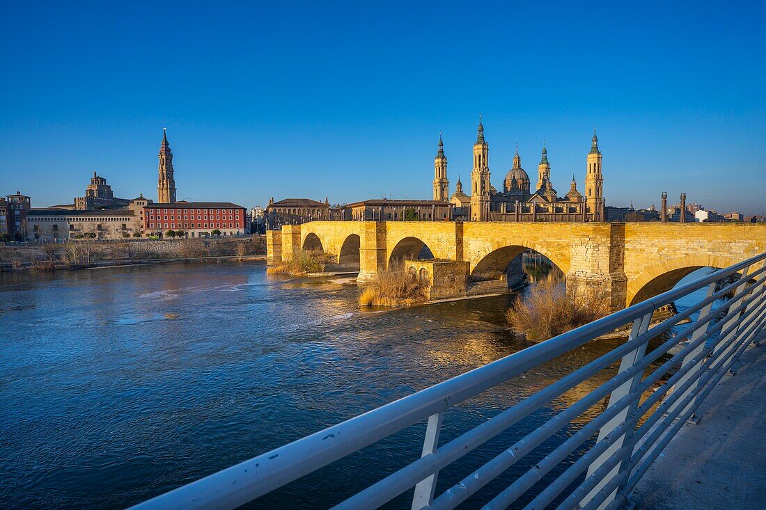 Blick auf die Basilika Unserer Lieben Frau von der Säule und den Fluss Ebro, Zaragoza, Aragonien, Spanien, Europa