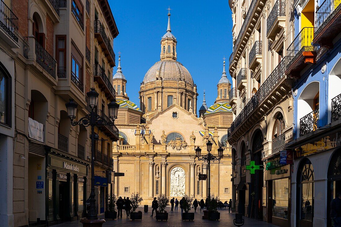 Blick auf die Basilika Unserer Lieben Frau von der Säule von der Calle de Alfonso I, Zaragoza, Aragon, Zaragoza, Aragon, Spanien, Europa