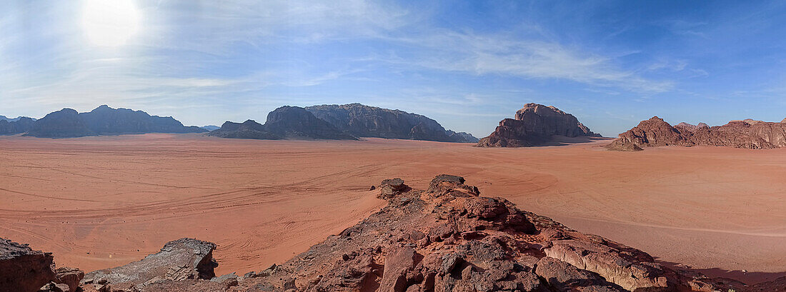 Weites Panorama der Ebene der Wadi-Rum-Wüste, Jordanien, Naher Osten