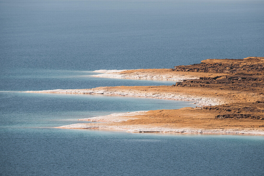 Küste mit weißen Salzablagerungen am Toten Meer, Jordanien, Naher Osten