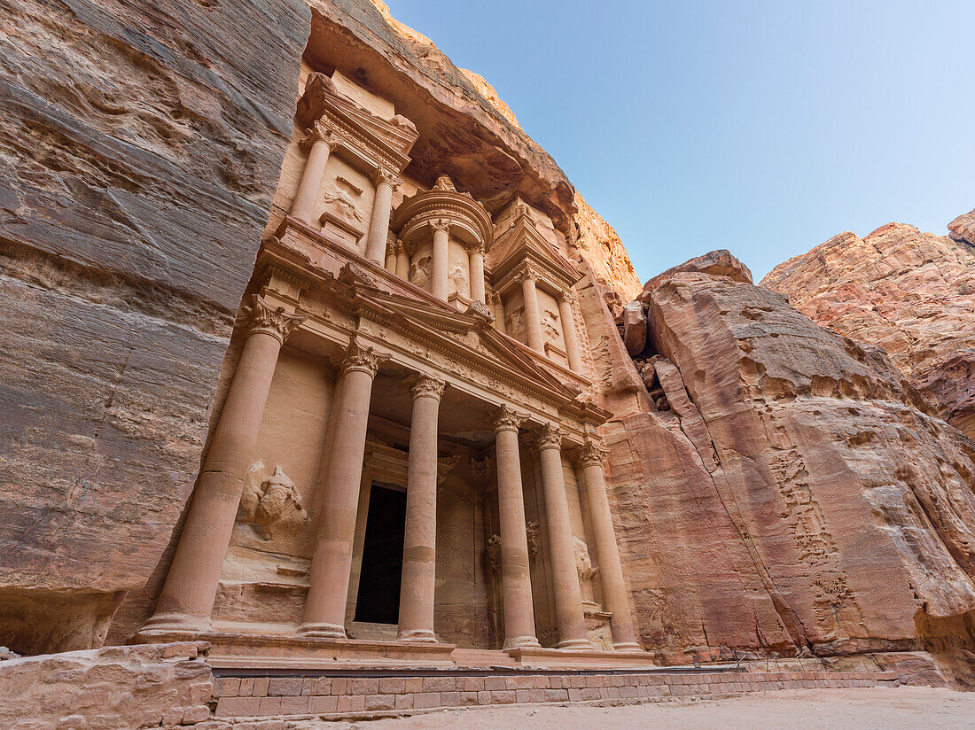 The Treasury (El Khazneh), monument carved into the rock of the mountain, Petra, UNESCO World Heritage Site, Jordan, Middle East