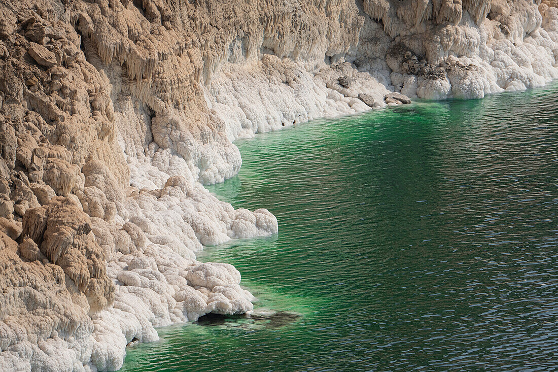 Salzschuppen aus dem smaragdgrünen Wasser des Toten Meeres, Jordanien, Naher Osten