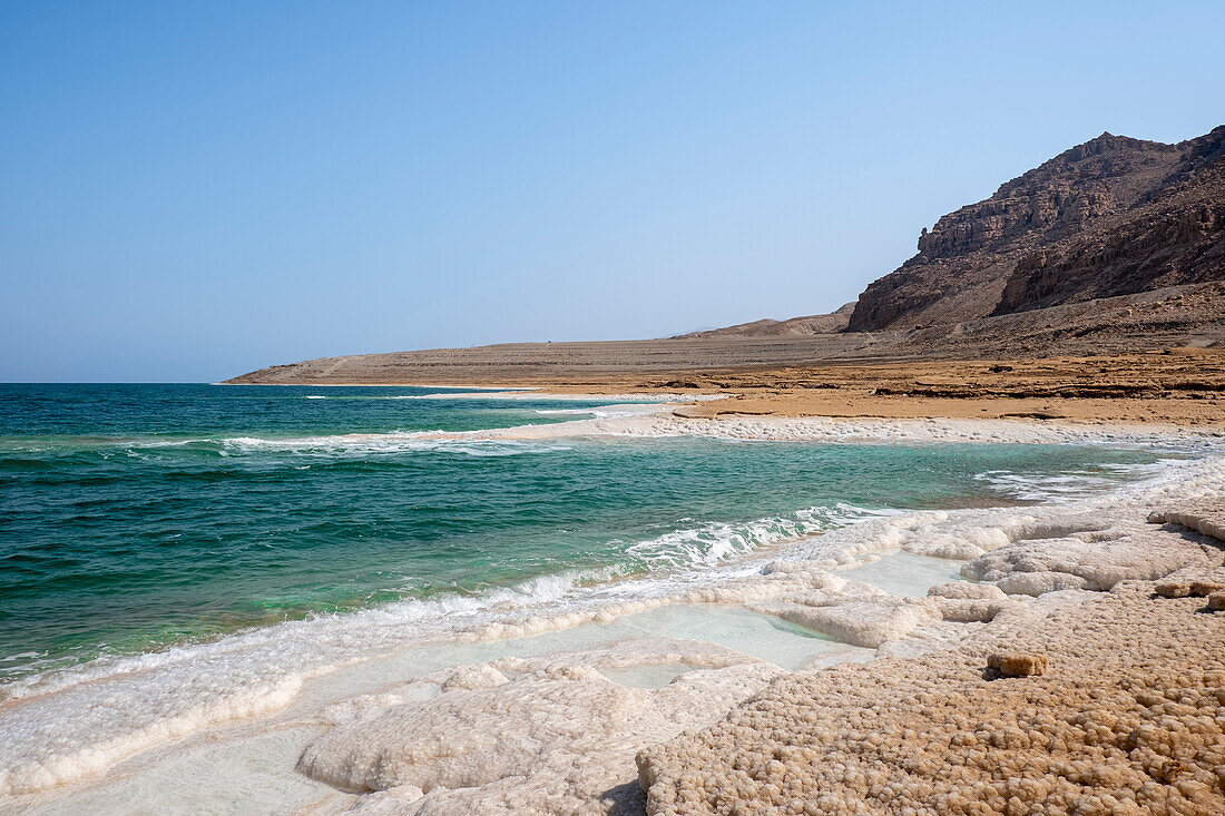 Strand mit Salzkristallformationen und türkisfarbenem Wasser, Totes Meer, Jordanien, Naher Osten