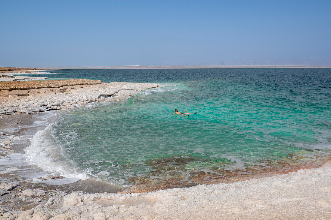 Ufer mit Salzkristallformationen und türkisfarbenem Wasser, Totes Meer, Jordanien, Naher Osten
