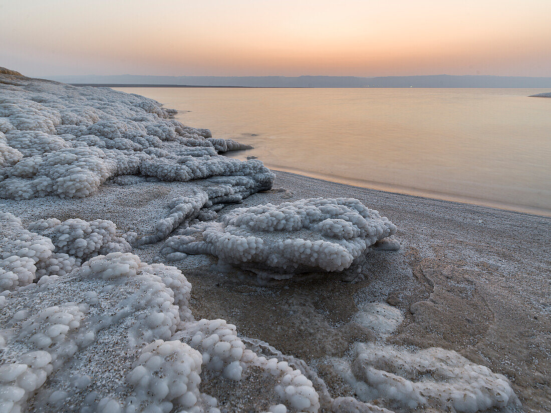 Ufer mit Salzkristallformationen in der Abenddämmerung, Totes Meer, Jordanien, Naher Osten