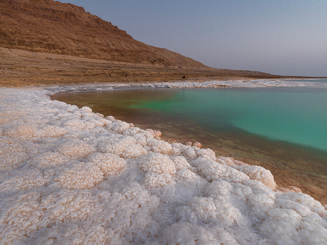 Ufer mit Salzkristallformation und türkisfarbenem Wasser, Totes Meer, Jordanien, Naher Osten