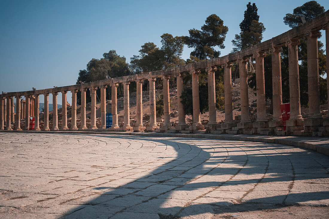 Das Forum von Jerash am frühen Morgen mit einer langen Kolonnade, die Schatten wirft, Jerash, Jordanien, Naher Osten