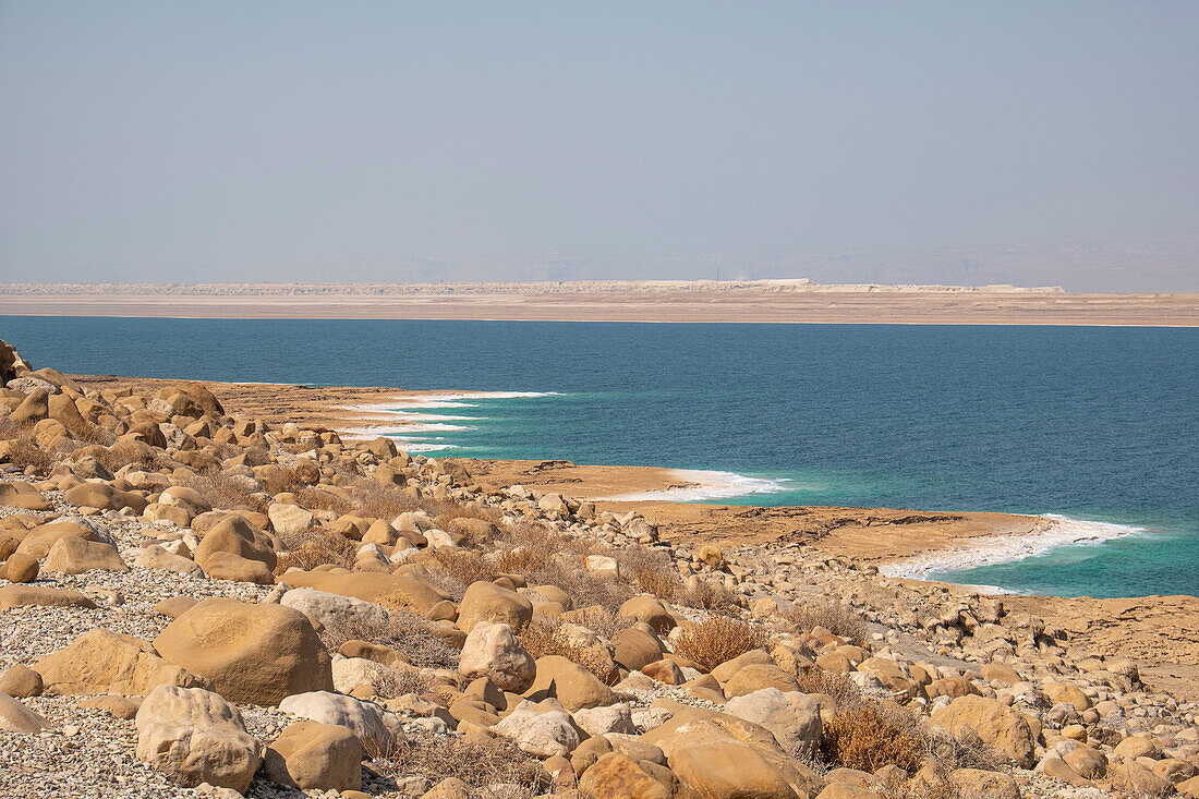 Das Ufer mit weißen Salzformationen am Strand, Totes Meer, Jordanien, Naher Osten