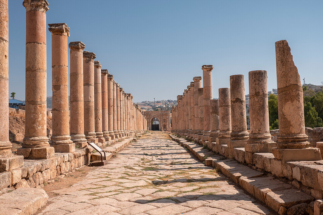 Antike römische Steinstraße mit einer Kolonnade, Jerash, Jordanien, Naher Osten