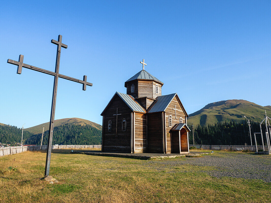 Die hölzerne Kirche von Bakhmaro, einer berühmten Sommerfrische auf 2000 m Höhe in den Bergen von Guria, Georgien (Sakartvelo), Zentralasien, Asien