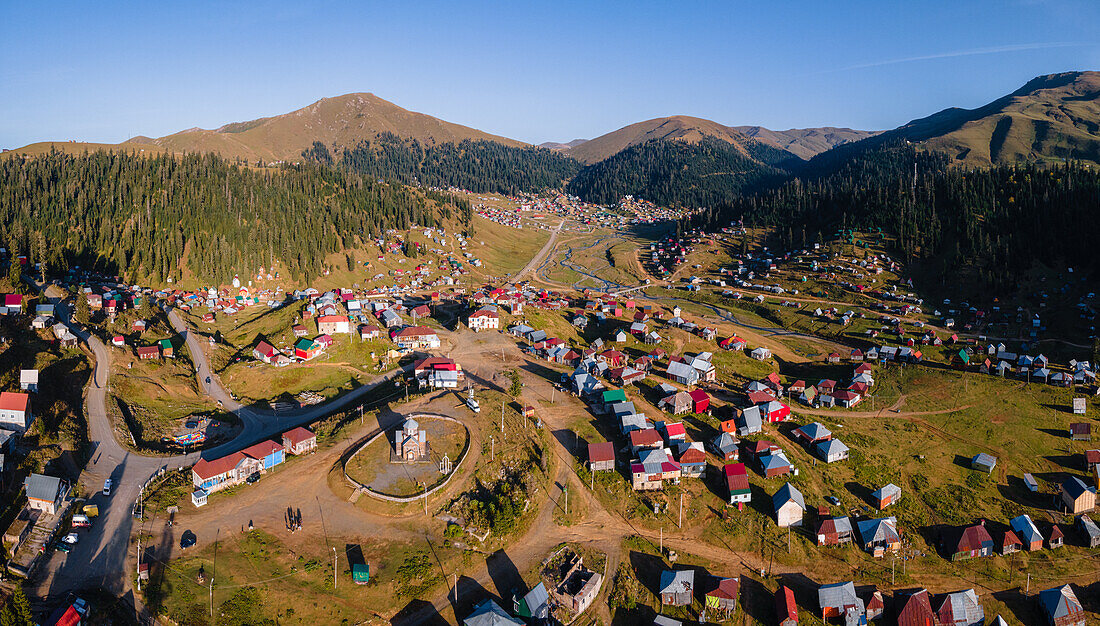 Luftaufnahme von Bakhmaro, einer bekannten Sommerfrische auf 2000 m Höhe in den Bergen von Guria, Georgien (Sakartvelo), Zentralasien, Asien