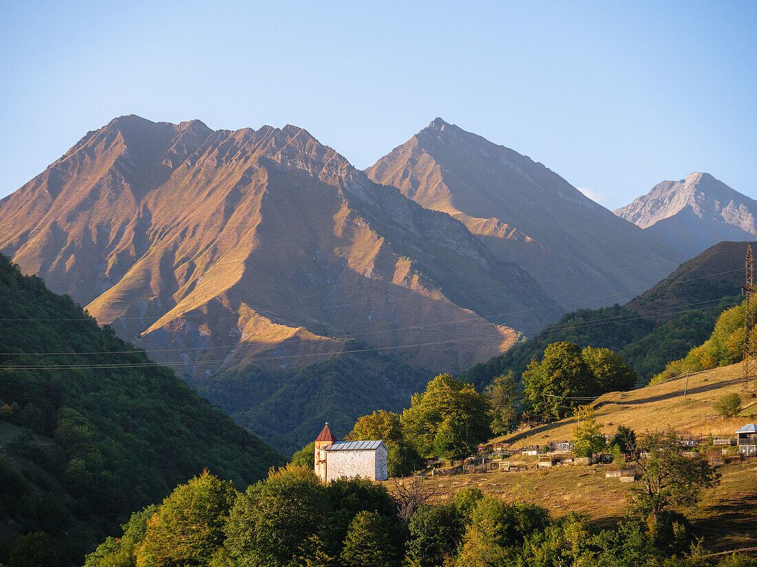 Das Kaukasusgebirge an der Militärstraße von Tiflis nach Kazbegi, Georgien (Sakartvelo), Zentralasien, Asien