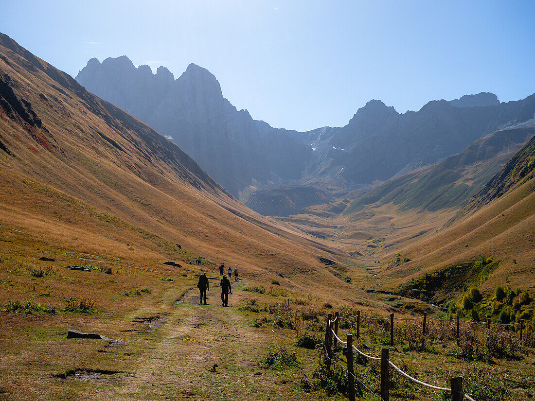 Wanderung auf dem Weg von Juta nach Roshka über den Chaukhi-Pass, Stepantsminda, Kazbegi, Georgien (Sakartvelo), Zentralasien, Asien