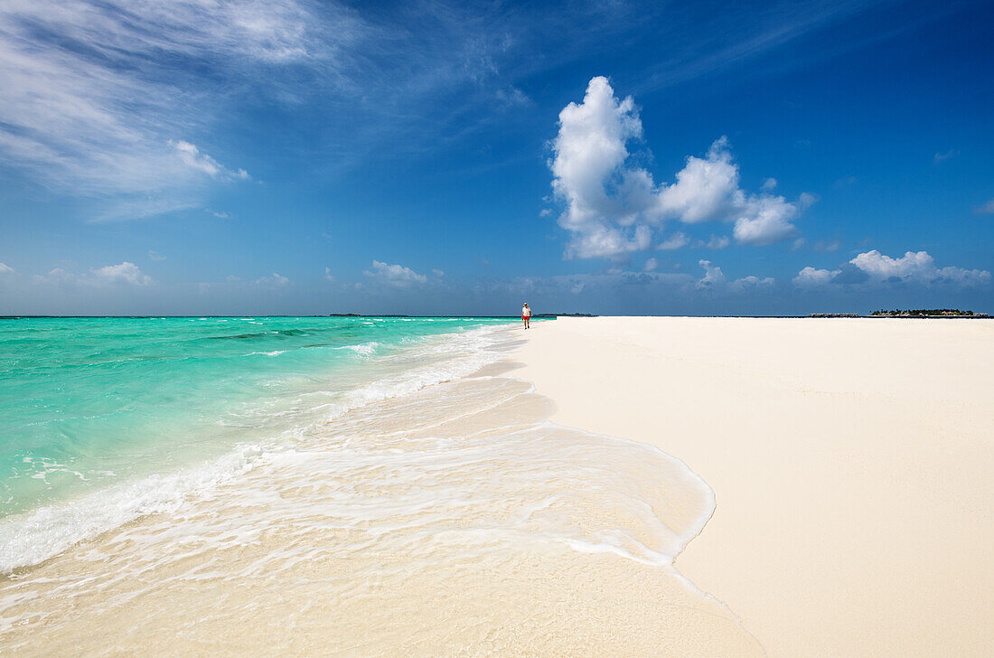 Ein Mann geht auf einer Sandbank, Baa Atoll, Malediven, Indischer Ozean, Asien