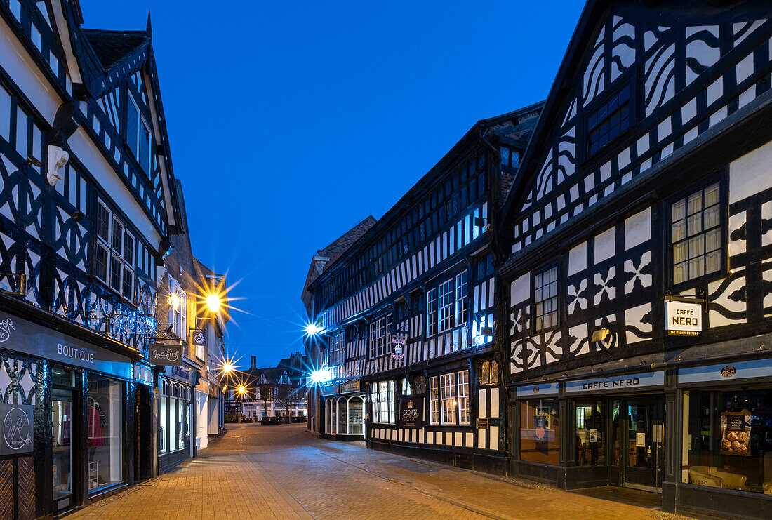 Das Crown Inn aus dem 16. Jahrhundert und mittelalterliche Gebäude bei Nacht, High Street, Nantwich, Cheshire, England, Vereinigtes Königreich, Europa