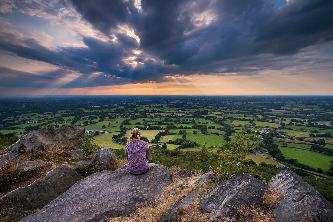 Ein Mädchen blickt von Bosley Cloud auf die Cheshire-Ebene, Cheshire, England, Vereinigtes Königreich, Europa