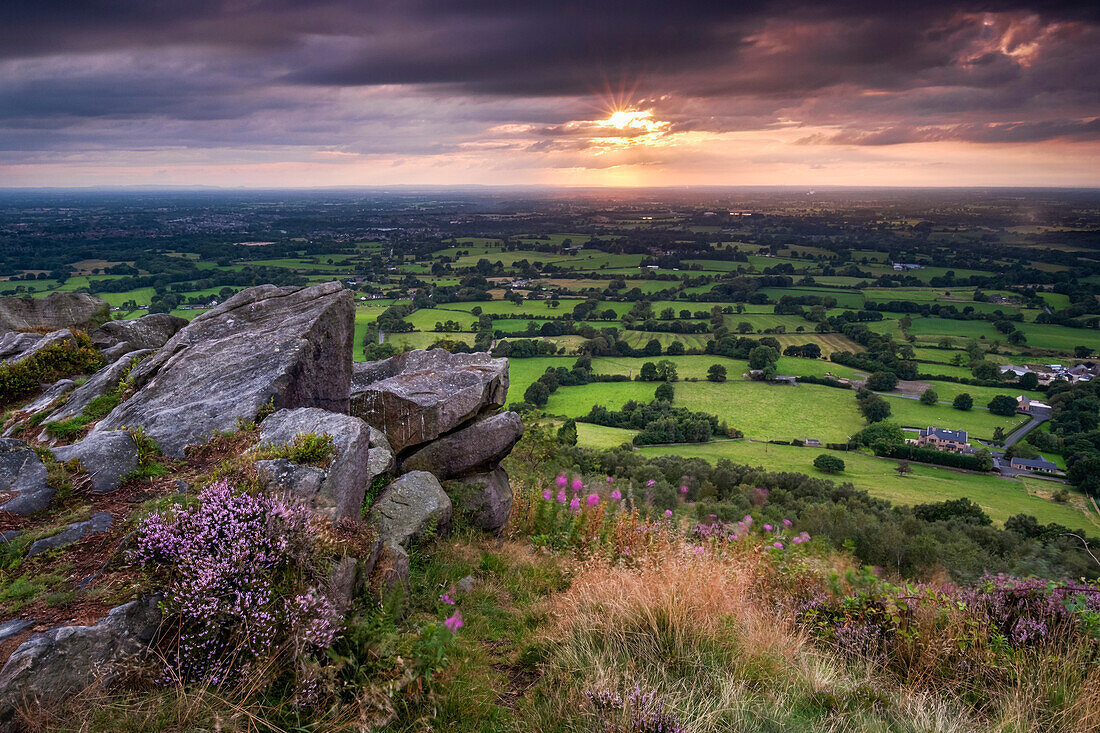 Die Cheshire-Ebene von Bosley Cloud aus gesehen im Sommer, Cloudside, bei Bosley, Cheshire, England, Vereinigtes Königreich, Europa