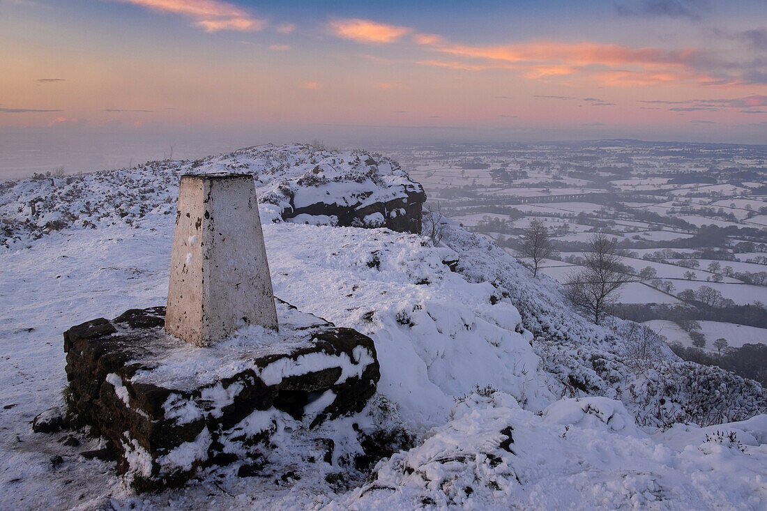 Blick vom Bosley Cloud Trig Point und der Cheshire-Ebene im Winter, bei Bosley, Cheshire, England, Vereinigtes Königreich, Europa