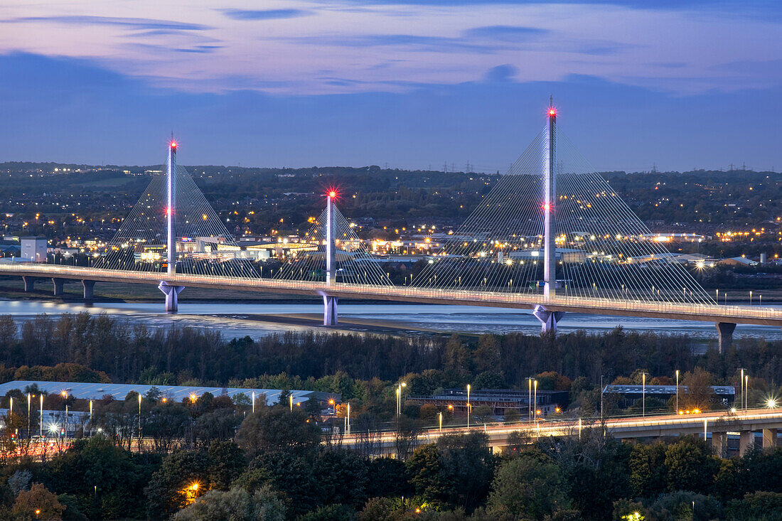 Die Mersey Gateway Bridge über die Mersey-Mündung bei Nacht, nahe Runcorn, Grenze zwischen Cheshire und Merseyside, England, Vereinigtes Königreich, Europa