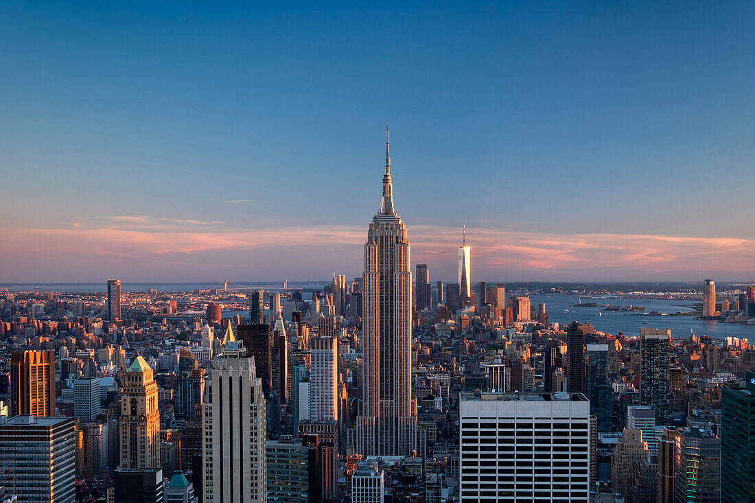 Das Empire State Building und die Silhouette von Lower Manhattan bei Sonnenuntergang, Manhattan, New York, Vereinigte Staaten von Amerika, Nordamerika