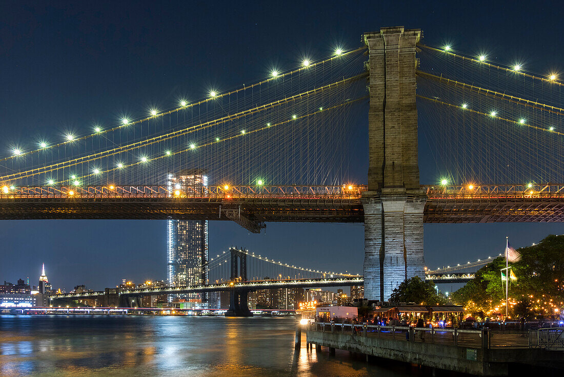 Brooklyn- und Manhattan-Brücke über den East River bei Nacht, New York, Vereinigte Staaten von Amerika, Nordamerika
