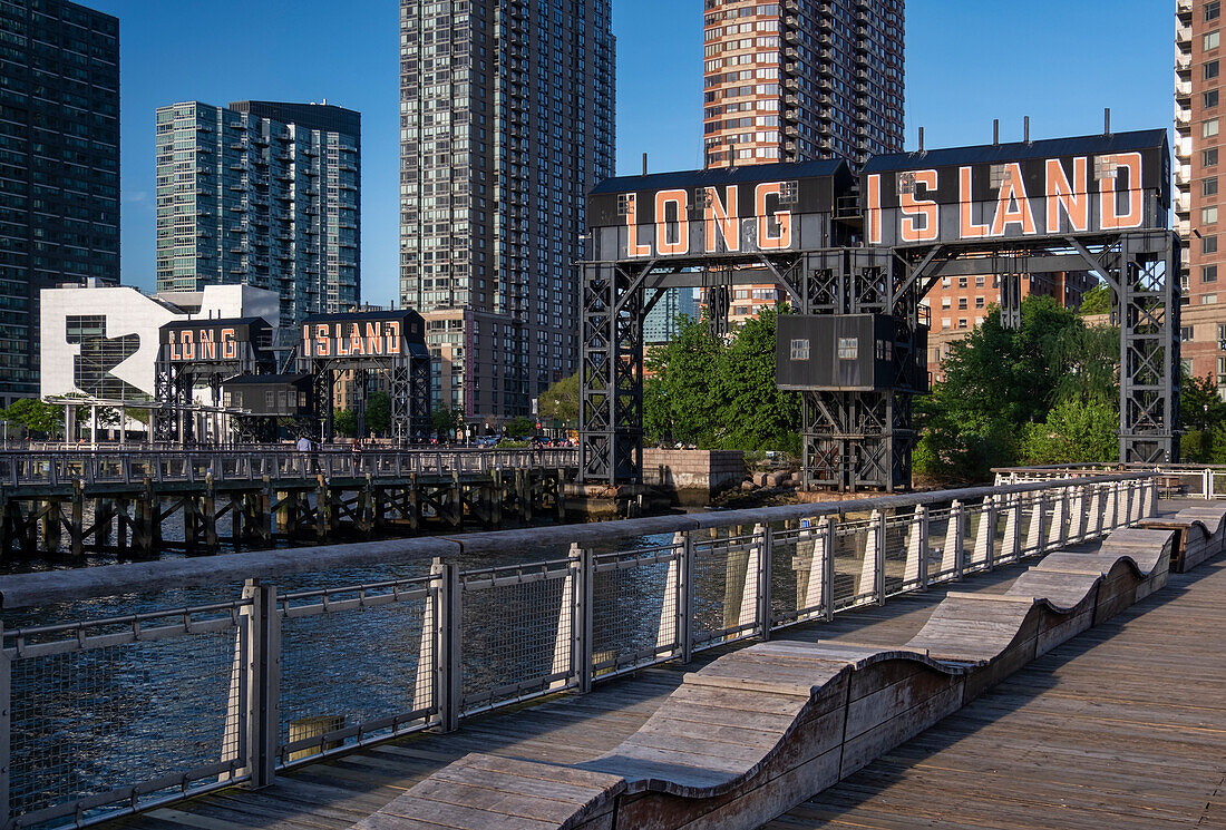 Gantry Plaza State Park mit auf Long Island restaurierten Schilderbrücken, Long Island City, New York, Vereinigte Staaten von Amerika, Nordamerika