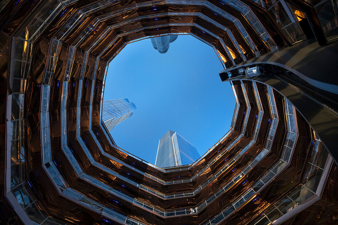 Blick nach oben aus dem Inneren des Vessel, Hudson Yards, Manhattan, New York City, New York, Vereinigte Staaten von Amerika, Nordamerika