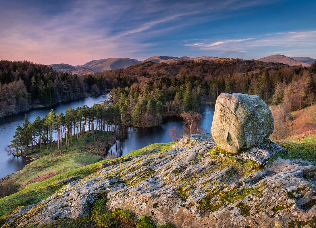 Tarn Hows im Hintergrund der Helvellyn Range, in der Nähe von Coniston, The Lake District National Park, UNESCO-Weltnaturerbe, Cumbria, England, Vereinigtes Königreich, Europa