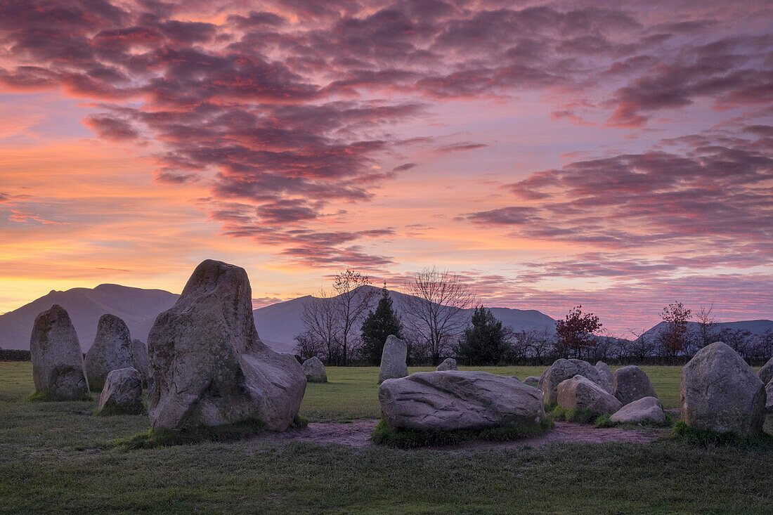 Castlerigg Stone Circle bei Sonnenuntergang, in der Nähe von Keswick, Lake District National Park, UNESCO-Welterbe, Cumbria, England, Vereinigtes Königreich, Europa