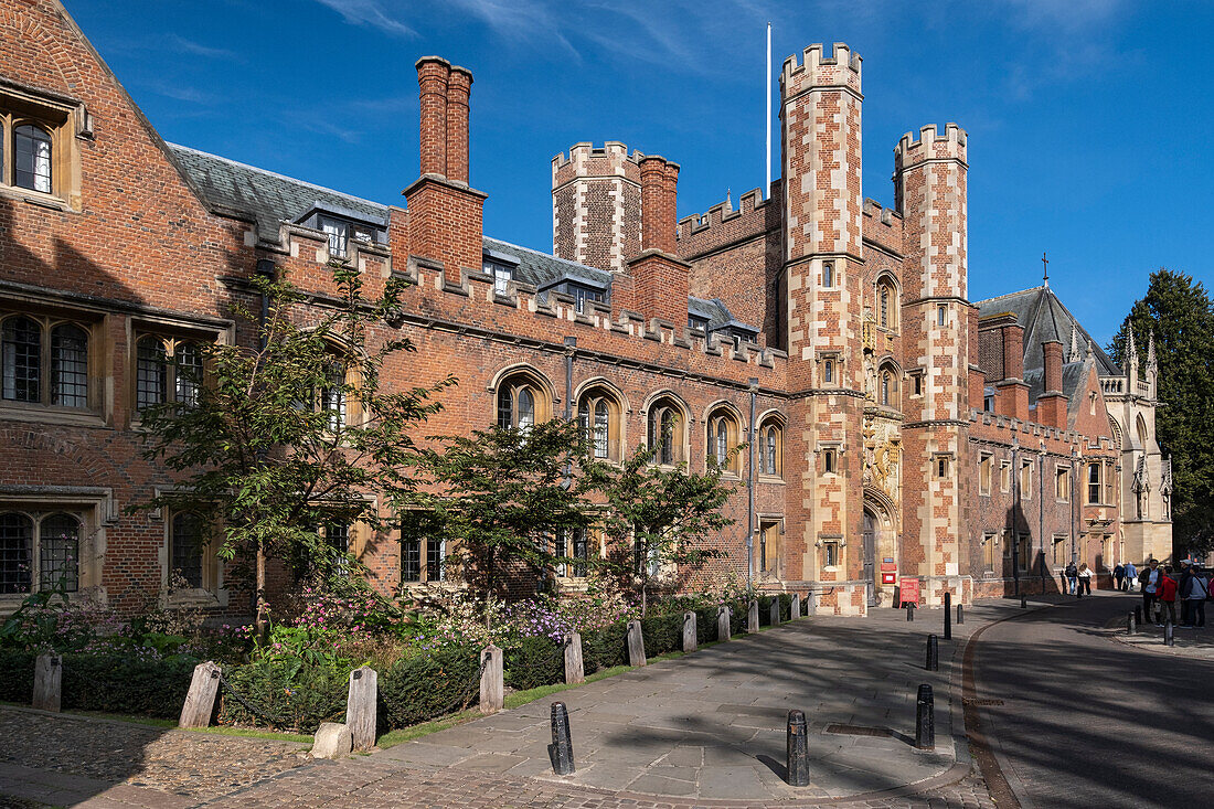 St. John's College und das Große Tor, Trinity Street, Cambridge, Cambridgeshire, England, Vereinigtes Königreich, Europa