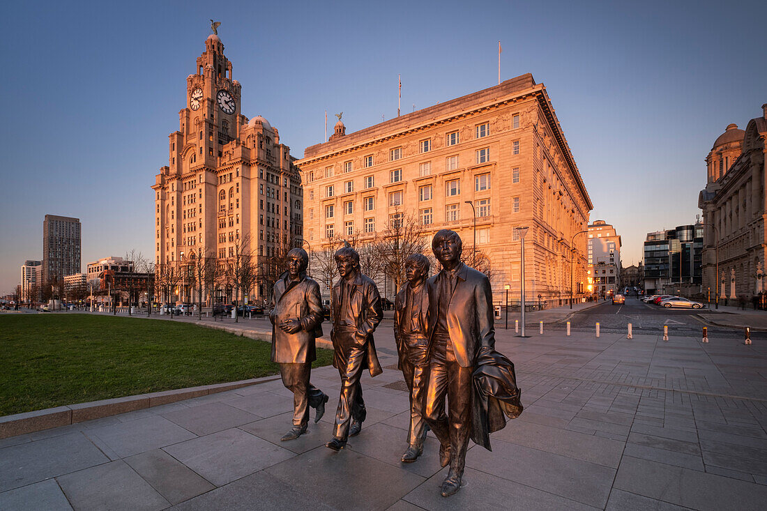 Die Beatles-Statue und das Royal Liver Building bei Sonnenuntergang, Pier Head, Liverpool Waterfront, Liverpool, Merseyside, England, Vereinigtes Königreich, Europa