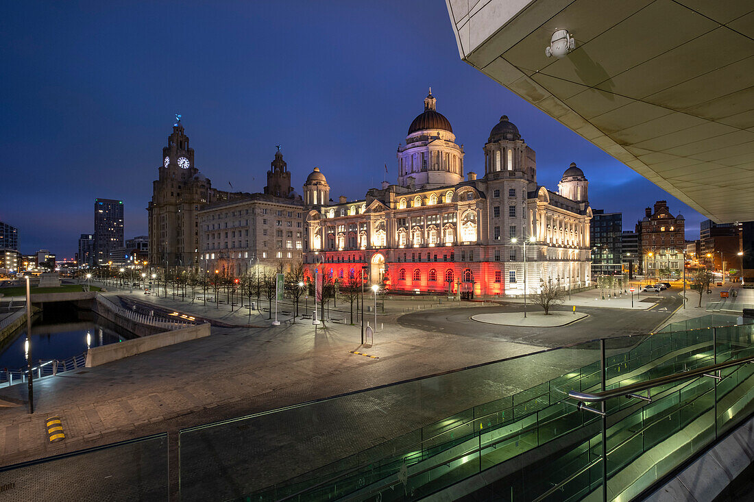 Das Liver Building und der Pier Head bei Nacht, Liverpool Waterfront, Liverpool, Merseyside, England, Vereinigtes Königreich, Europa