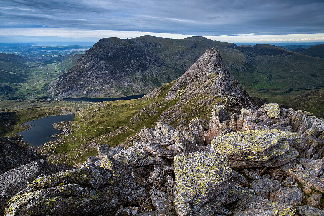 Tryfan und das Ogwen-Tal von der Bristly Ridge aus gesehen, Eryri, Snowdonia-Nationalpark, Gwynedd, Nordwales, Vereinigtes Königreich, Europa