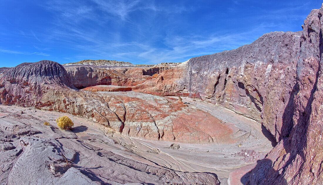 Ein Bereich des Red Basin, in dem der violette Bentonit in das Rot übergeht, nach dem das Becken benannt ist, Petrified Forest National Park, Arizona, Vereinigte Staaten von Amerika, Nordamerika