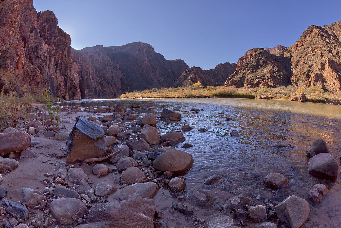 Der Colorado River von seinem südlichen Ufer nahe der Phantom Ranch am Grand Canyon, Arizona, Vereinigte Staaten von Amerika, Nordamerika