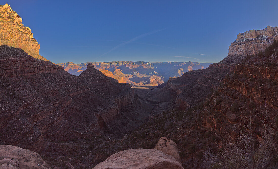 Grand Canyon vom Bright Angel Trail aus gesehen im Winter kurz nach dem 1,5-Meilen-Rasthaus nach Sonnenaufgang, Grand Canyon National Park, UNESCO-Weltnaturerbe, Arizona, Vereinigte Staaten von Amerika, Nordamerika