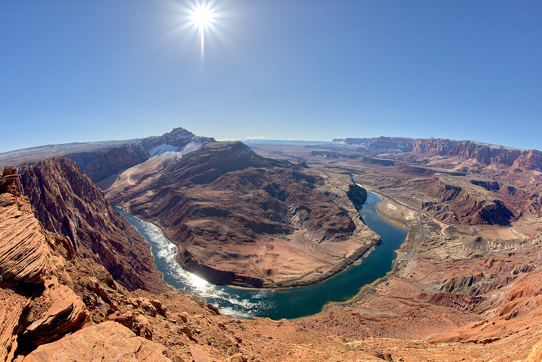 Die Biegung des Colorado River bei Lee's Ferry im Glen Canyon Recreation Area vom Plateau am Ende des Spencer Trail im Marble Canyon im Winter gesehen, Arizona, Vereinigte Staaten von Amerika, Nordamerika