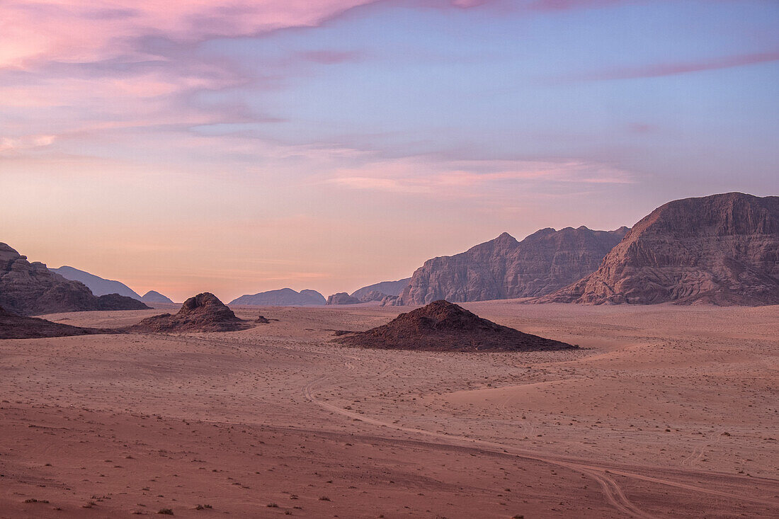 Wadi Rum-Ebene vor Sonnenaufgang mit sanften Pastellfarben, UNESCO-Welterbe, Jordanien, Naher Osten