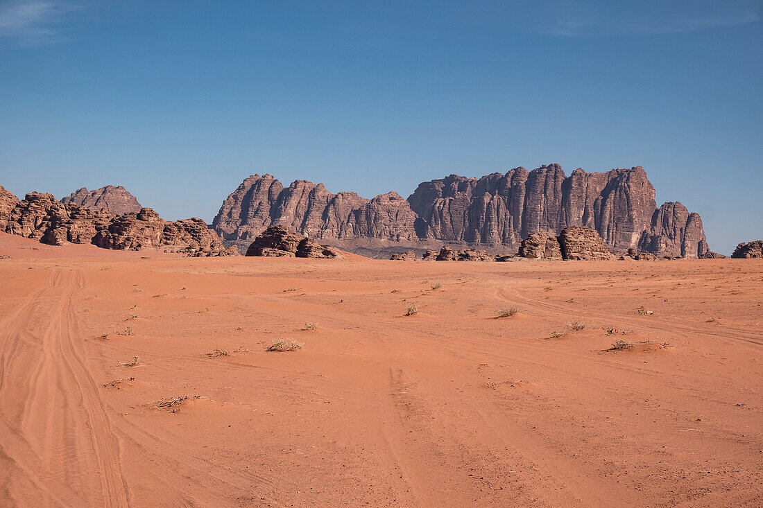 Rote Felsen und Berge in der Wüste Wadi Rum, UNESCO-Welterbestätte, Jordanien, Naher Osten