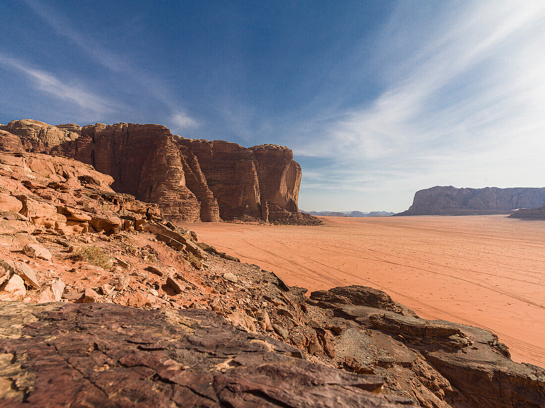 Rote Felsen und Berge in der Wüste Wadi Rum, UNESCO-Welterbe, Jordanien, Naher Osten
