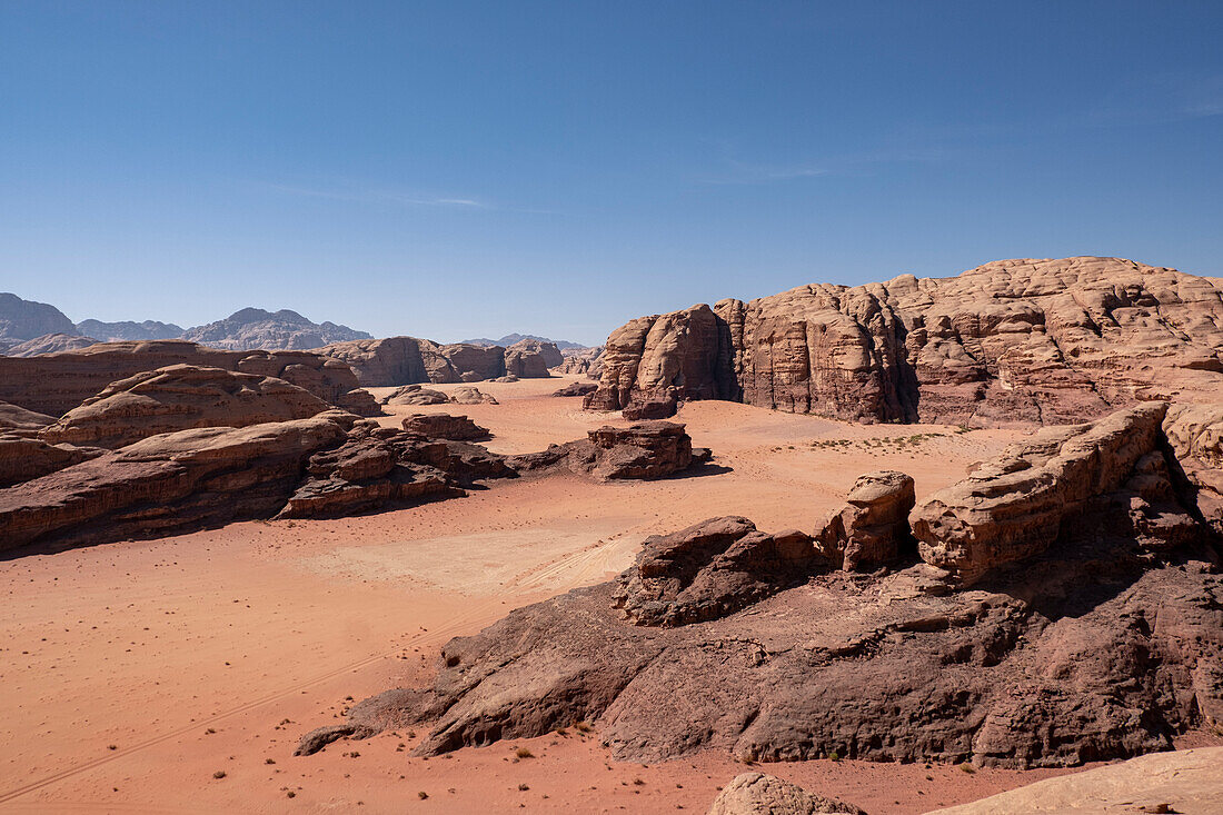 Roter Sand und Felsen in der Wüste Wadi Rum, Jordanien, Naher Osten