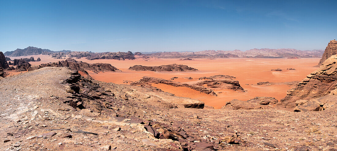 Panorama einer roten Sandebene in der Wadi-Rum-Wüste, Jordanien, Naher Osten