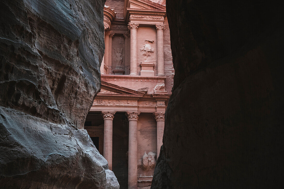 Die Schatzkammer von Petra (El Khazneh), teilweise versteckt, zeigt sich am Ende der Siq-Schlucht, Petra, UNESCO-Weltkulturerbe, Jordanien, Naher Osten